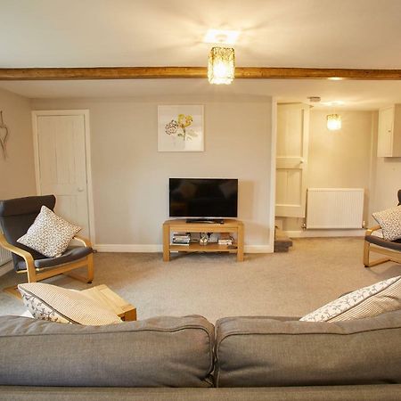 Emley Host & Stay - Cosy Cottage מראה חיצוני תמונה